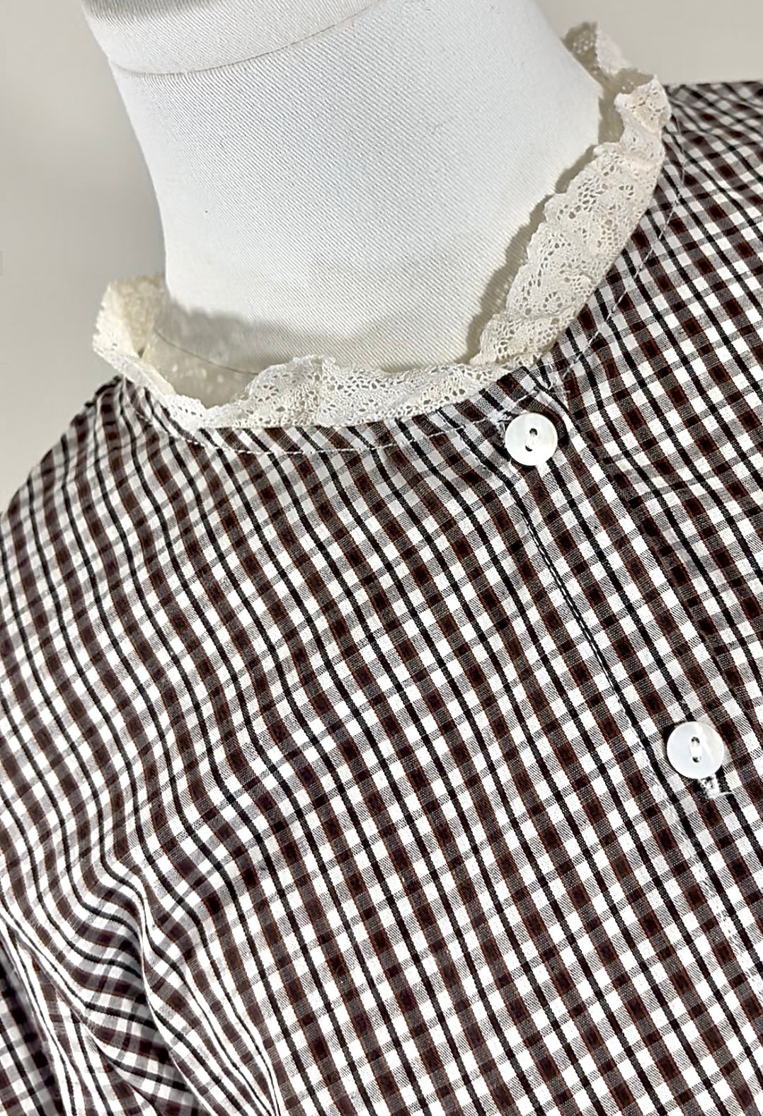 Blouse Cottage Broderie – Carreaux Marron et Dentelle Vintage