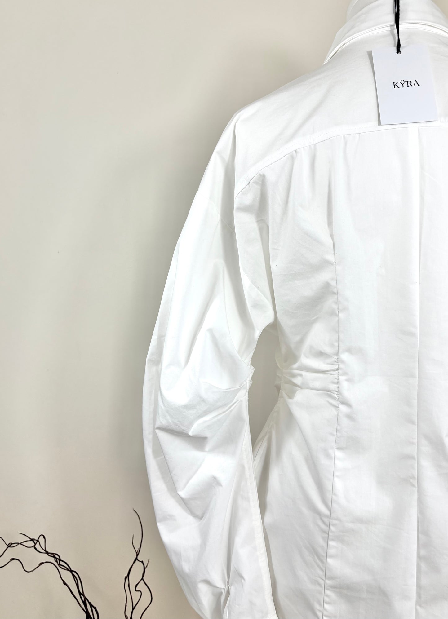 Chemise blanc couture / Épaules Gigot et Taille Cintrée – Blanc pur