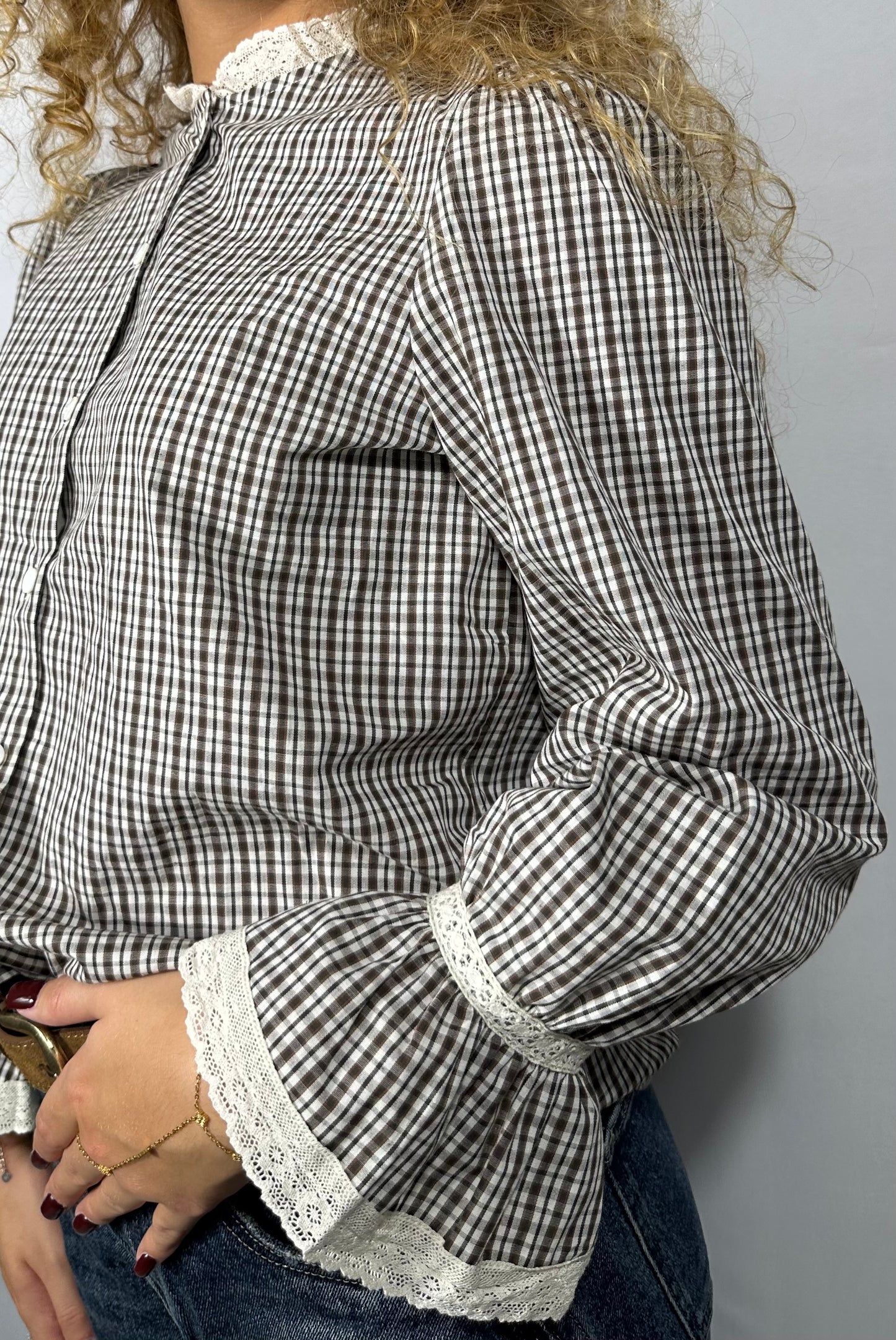 Blouse Cottage Broderie – Carreaux Marron et Dentelle Vintage