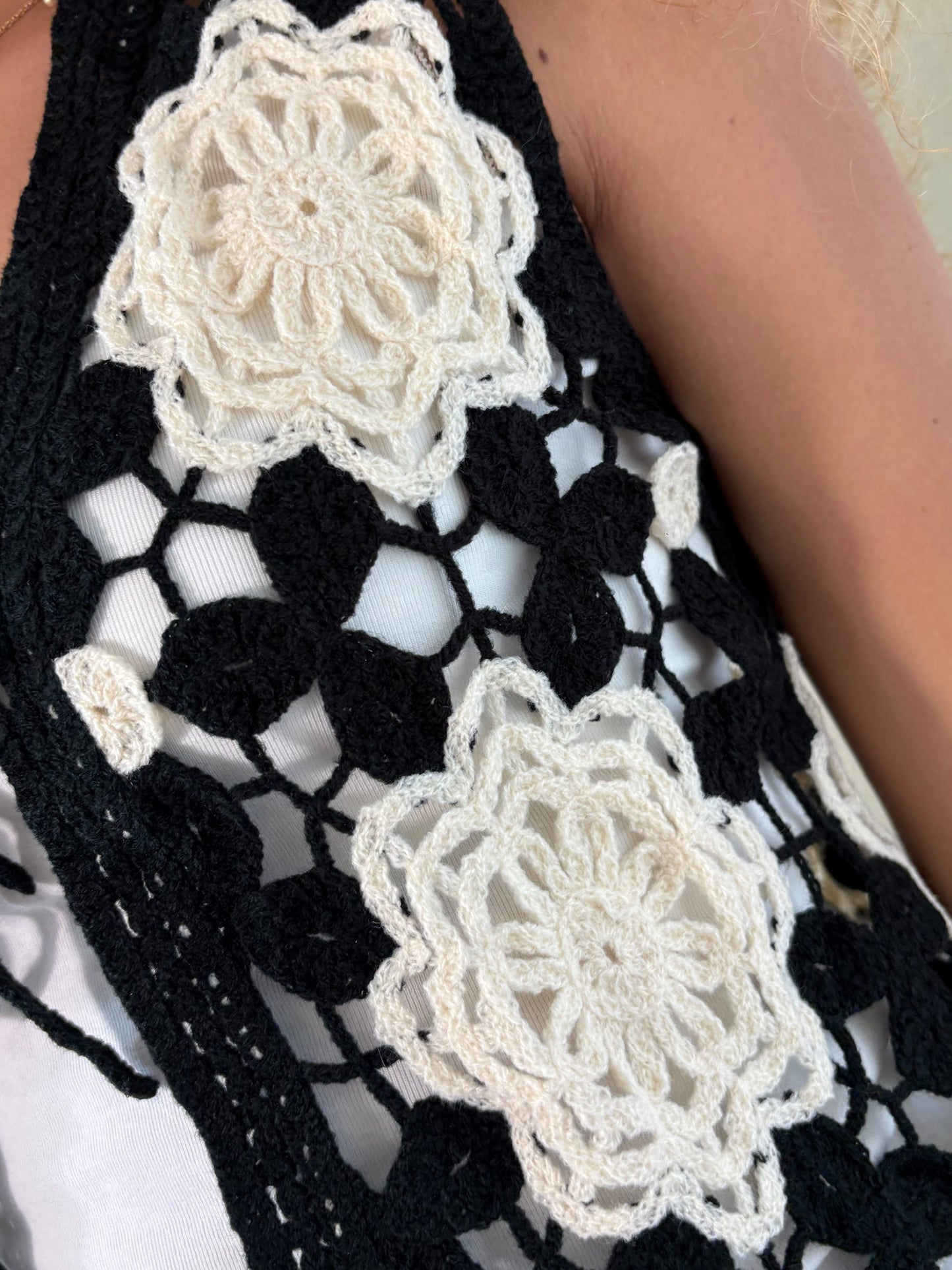 Gilet Sans Manches Crochet Noir – Écru