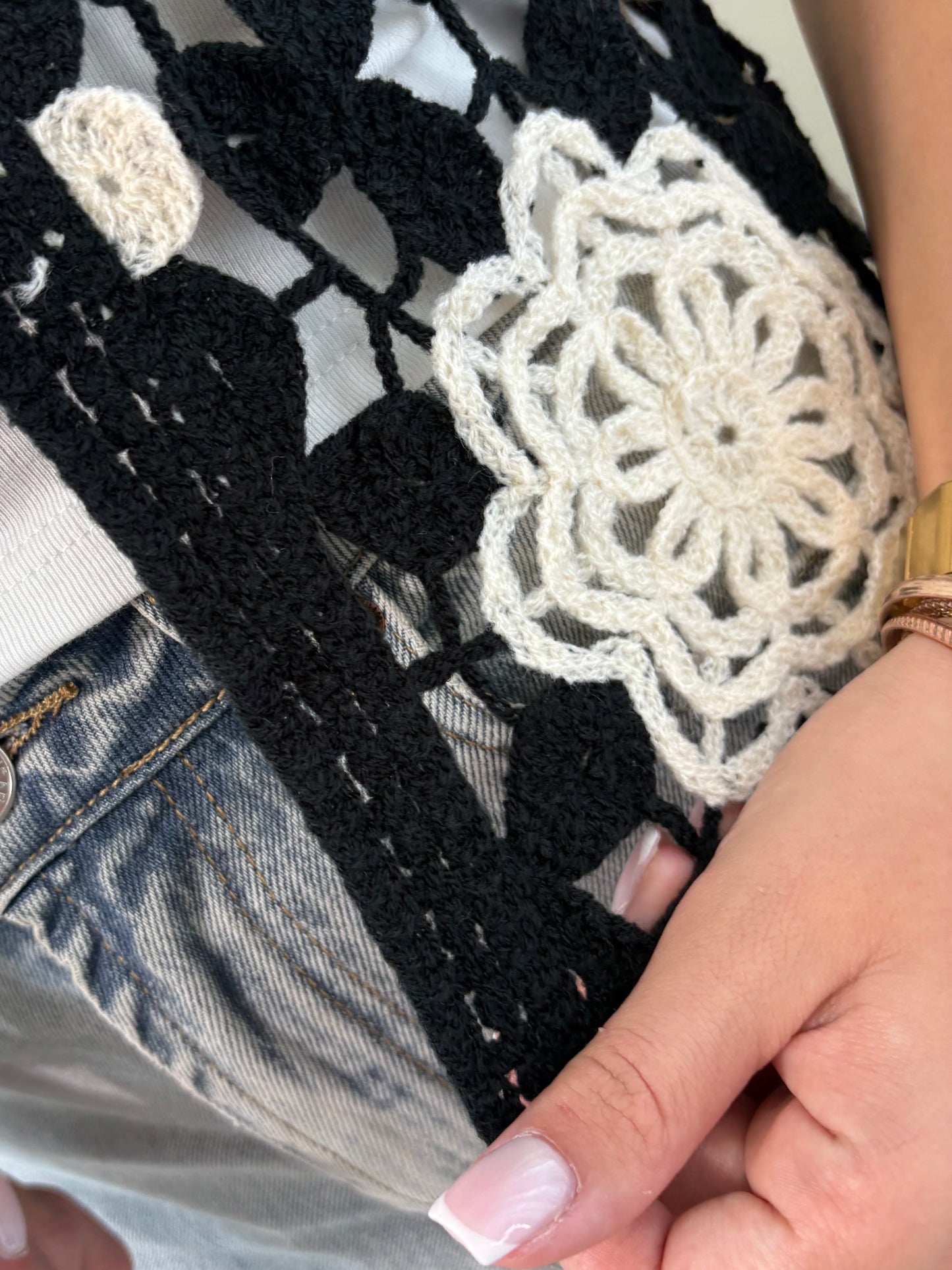 Gilet Sans Manches Crochet Noir – Écru