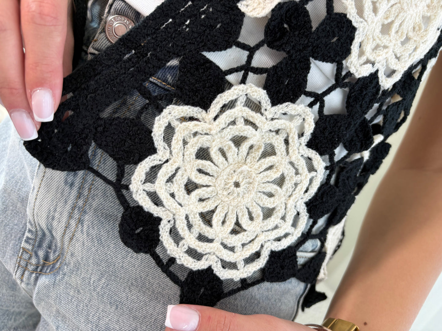 Gilet Sans Manches Crochet Noir – Écru