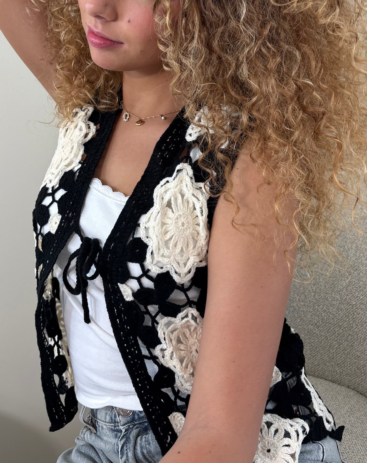 Gilet Sans Manches Crochet Noir – Écru