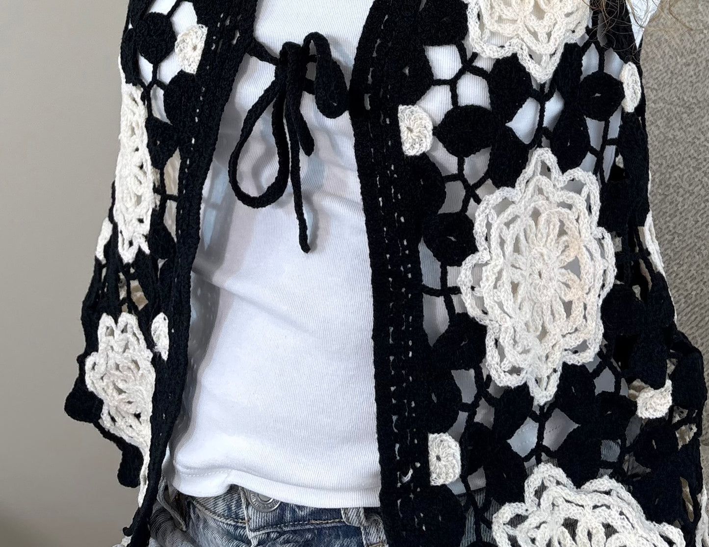 Gilet Sans Manches Crochet Noir – Écru