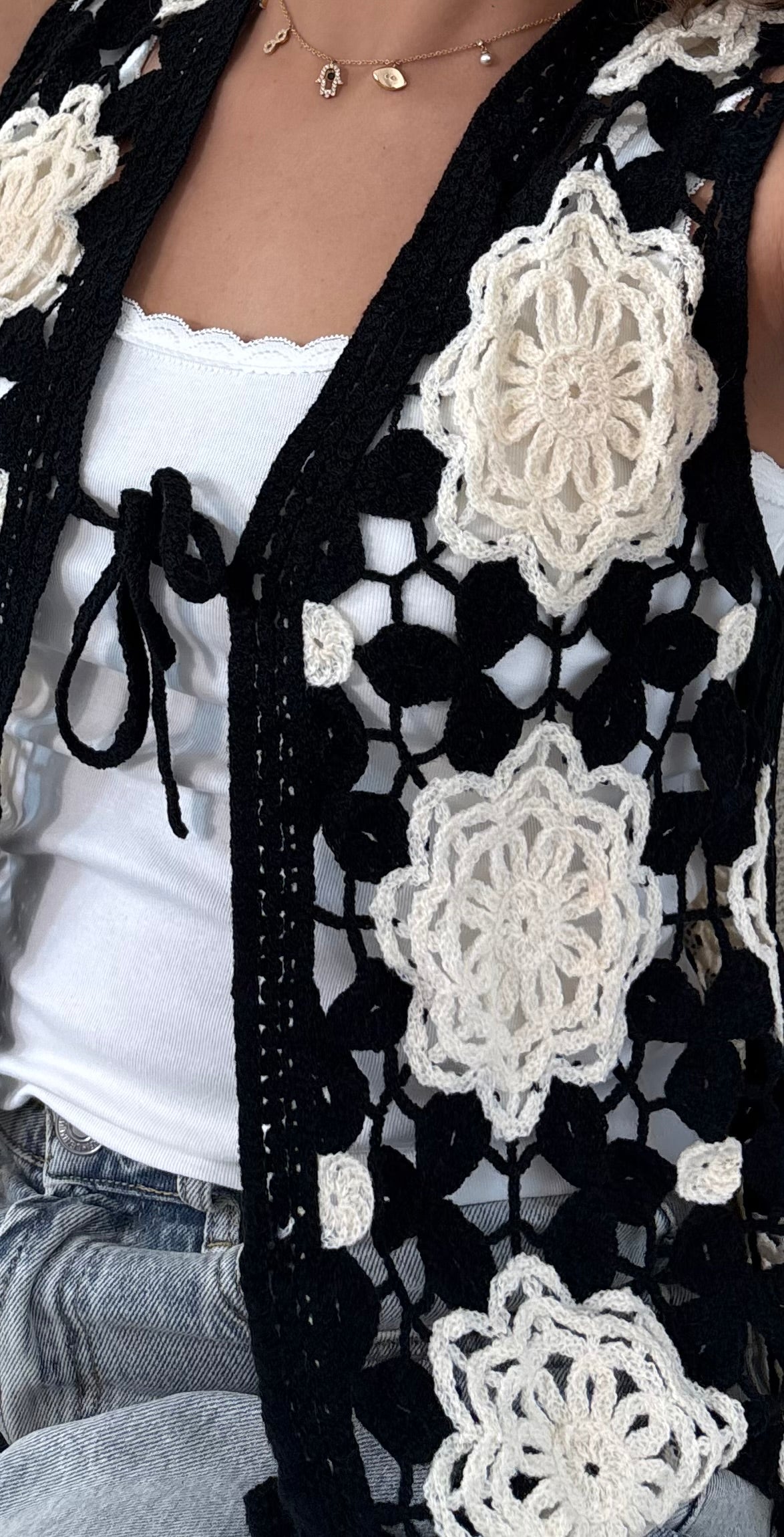 Gilet Sans Manches Crochet Noir – Écru