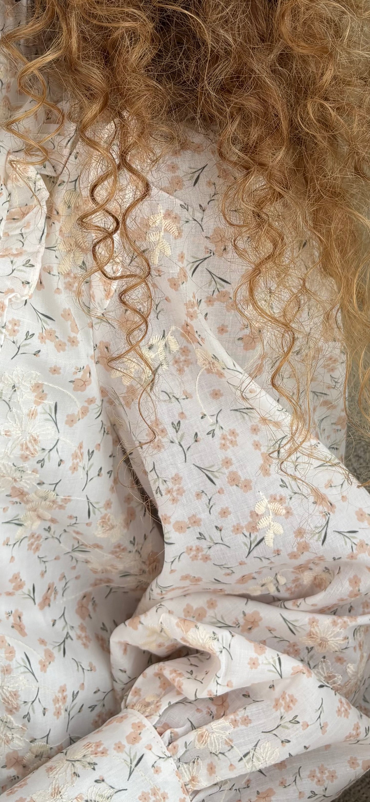 Robe Eloria – Fleurs brodées – Volants