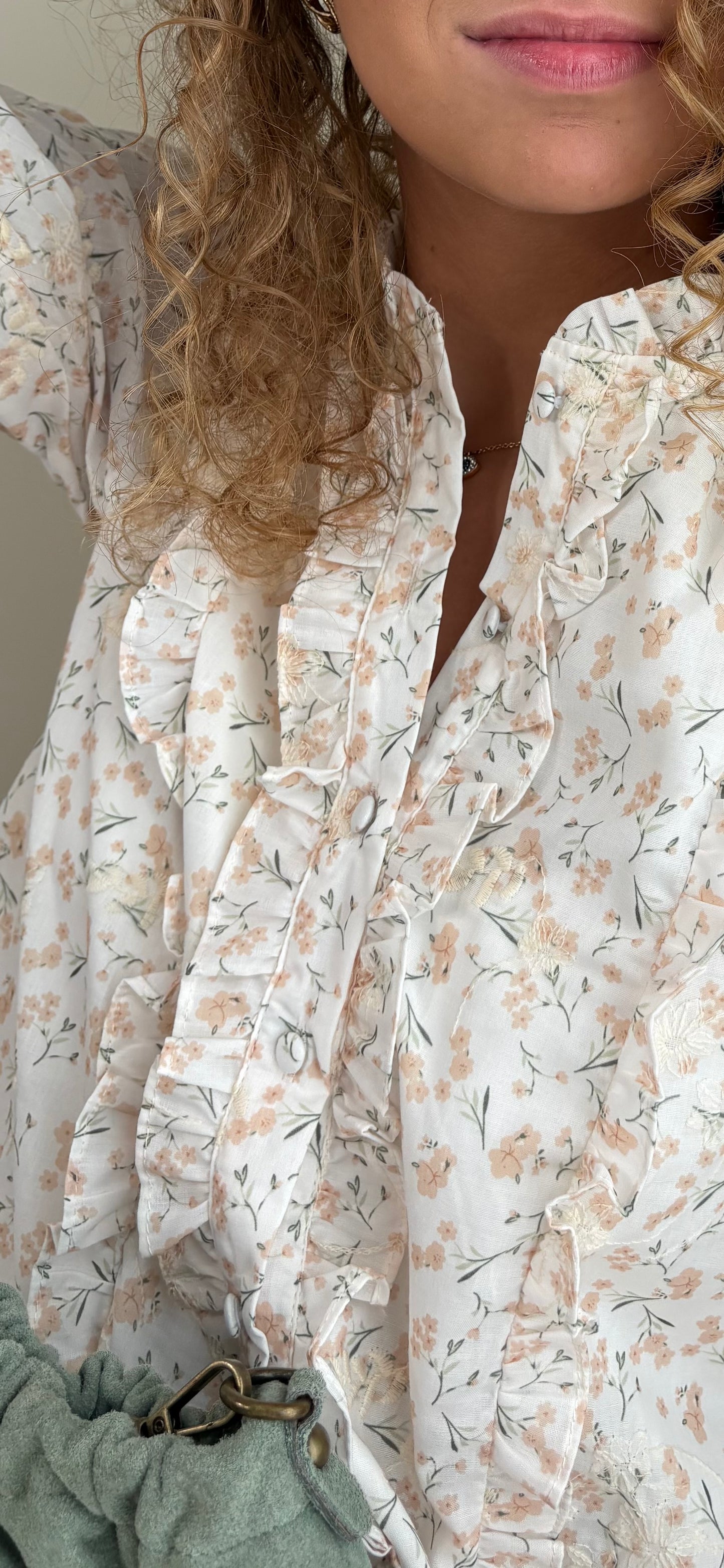 Robe Eloria – Fleurs brodées – Volants