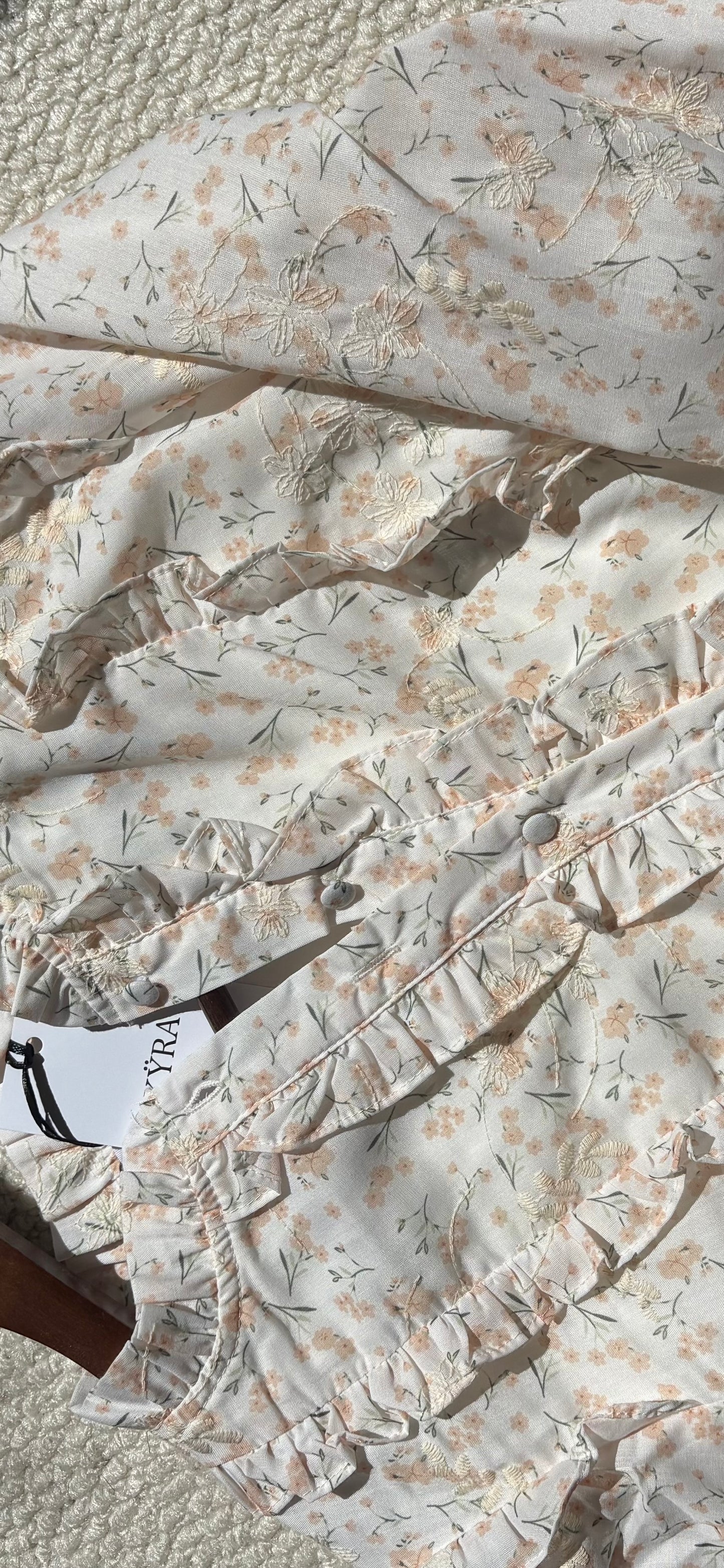 Robe Eloria – Fleurs brodées – Volants